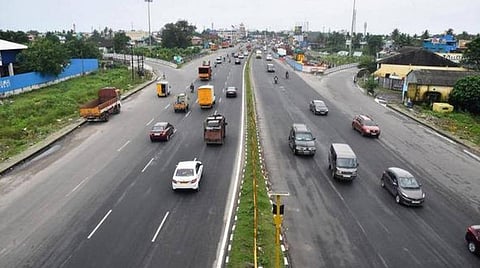 நெடுஞ்சாலை நடுவே அரசியலும் சிவப்பு நாடாவும்