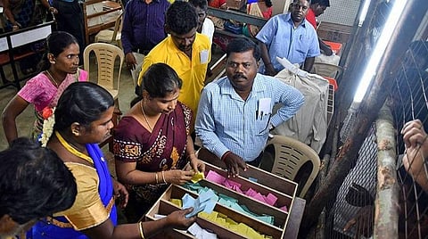'அபராதத்துடன் தள்ளுபடி' என எச்சரிக்கை - ஊரகப் பகுதி அரசு அதிகாரிகளை தேர்தல் அலுவலர்களாக நியமிக்க கோரிய அதிமுக நிர்வாகி மனு வாபஸ்