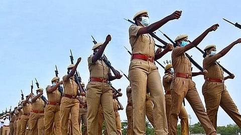 காவலர் பணிக்கான எழுத்துத் தேர்விலும் தமிழ் தகுதித் தேர்வு கட்டாயம்: தமிழ்நாடு சீருடைப் பணியாளர் தேர்வாணையம்