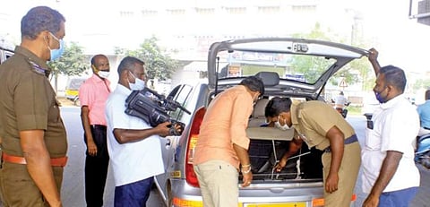 திருநெல்வேலி மாநகராட்சி தேர்தலையொட்டி பறக்கும் படையினர் தீவிர சோதனையில் ஈடுபட்டுள்ளனர். படம்: மு.லெட்சுமி அருண்