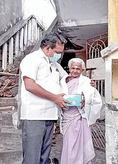 திருக்கழுக்குன்றத்தில் பிரச்சாரத்தில் ஈடுபட்ட திமுக வினர் குடியிருப்பில் வசிக்கும் மக்களுக்கு முகக்கவசம் வழங்கினர்.