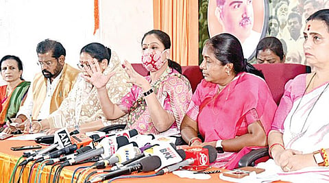 சென்னையில் நேற்று செய்தியாளர்களுக்குப் பேட்டியளித்த முன்னாள் எம்.பி. விஜயசாந்தி. உடன், தஞ்சை மாணவி தற்கொலை தொடர்பாக பாஜக சார்பில்  விசாரணை நடத்திய சந்தியா ரே, சித்ரா தாய்வாக், கீதா விவேகானந்தன் மற்றும்  பாஜக தேசிய மகளிரணித் தலைவர் வானதி சீனிவாசன் உள்ளிட்டோர். படம்: ம.பிரபு
