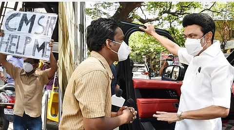 நீட் எதிர்ப்பு | தமிழக முதல்வரை பதாகையுடன் சாலையில் சந்தித்து நன்றி தெரிவித்த ஆந்திர மாணவர்!