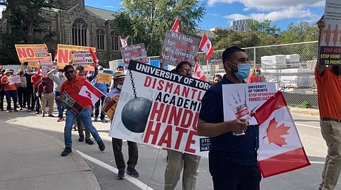 சாலையில் ஹாக்கி விளையாட்டு... - கனடாவை திணறிடிக்கும் லாரி ஓட்டுநர்களின் போராட்டம்