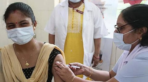 2 டோஸ் தடுப்பூசி செலுத்தவில்லை என தவறான தகவல்களை பரப்புவதா?- மத்திய அரசு விளக்கம்
