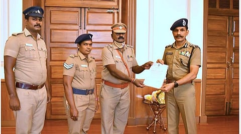 முகக்கவசம் அணியாத காவல் அதிகாரிக்கு அபராதம் விதித்த காவலர்களை பாராட்டிய டிஜிபி