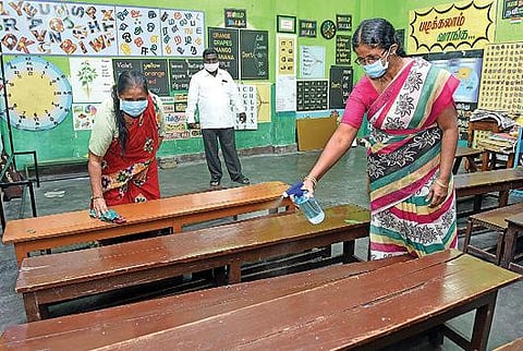 புதுச்சேரியில் பள்ளிகள் திறக்கப்படுவதையடுத்து, அரசு எக்கோல் ஆங்கில பள்ளியில் வகுப்பறைகளை  சுத்தம் செய்யும் பணியில் ஈடுபட் டுள்ள பணியாளர்கள். படம்: எம்.சாம்ராஜ்
