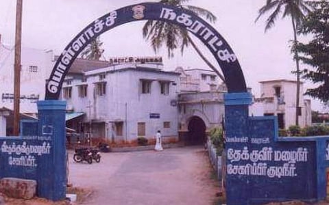 பொள்ளாச்சி நகராட்சியை கைப்பற்ற திமுக - அதிமுக இடையே கடும் போட்டி