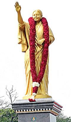 சென்னை மெரினா உயர்கல்வி மன்ற வளாகத்தில் உள்ள ஜெயலலிதா சிலை. (கோப்புப் படம்)