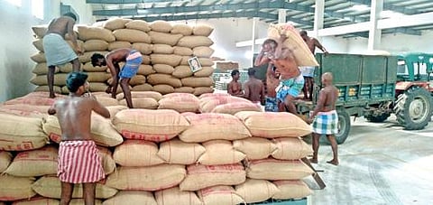 புதூர் வட்டாரத்தைச் சேர்ந்த விவசாயிகள் விளை பொருட்களை மூடைகளில் கட்டி ஒழுங்குமுறை விற்பனைக் கூடத்தில்  உள்ள கிட்டங்கியில் இருப்பு வைக்க கொண்டு வந்து இறக்குகின்றனர்.