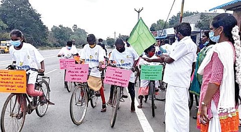‘இல்லம் தேடி கல்வி’ திட்டம் தொடர்பான விழிப்புணர்வை ஏற்படுத்துவதற்காக திருப்போரூர் அருகே கொட்டமேடு பகுதியில் நடைபெற்ற சைக்கிள் பேரணி.