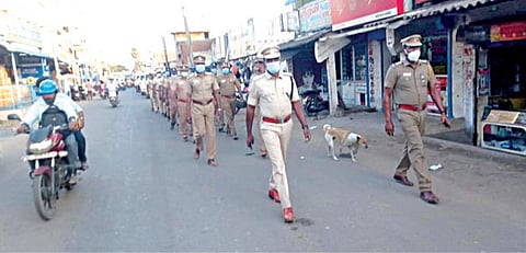 நகர்ப்புற உள்ளாட்சித் தேர்தலை முன்னிட்டு, திருவள்ளூர் மாவட்டம், ஆவடி காவல் ஆணையரகத்துக்கு உட்பட்ட மணலி மார்க்கெட் பகுதியில் கொடி அணிவகுப்பு நடத்தப்பட்டது.