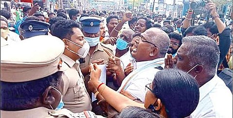 காஞ்சிபுரம் மாநகராட்சி அலுவலகம் அருகே போலீஸாருடன் வாக்குவாதத்தில் ஈடுபட்ட பாஜக நிர்வாகிகள்.