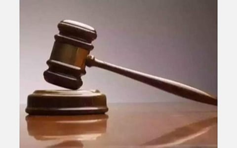 பள்ளி மாணவிகளுக்கு தொல்லை அளித்ததாக வழக்கு: ஆசிரியருக்கு விதிக்கப்பட்ட சிறை தண்டனை ரத்து
