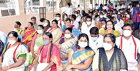 சென்னை மாநகராட்சி வார்டு உறுப்பினர் தேர்தலில் போட்டியிட தாக்கல் செய்யப்பட்ட மனுக்கள் மீதான பரிசீலனை நேற்று நடைபெற்றது. இதையொட்டி சென்னை நுங்கம்பாக்கம் மண்டல அலுவலகத்தில் குவிந்த அரசியல் கட்சியினர் மற்றும் சுயேச்சைகள்.படம்: ம.பிரபு