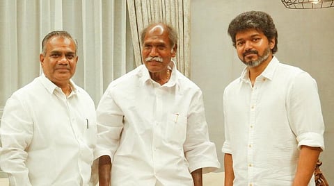 சென்னையில் நடிகர் விஜயை புதுவை முதல்வர் ரங்கசாமி சந்தித்த போது எடுக்கப்பட்ட படம்