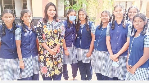 வீடியோவில் பங்கேற்ற மாணவிகளோடு ஆட்சியர் கவிதா ராமு.