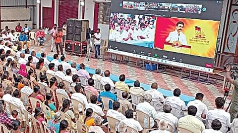 நகர்ப்புற உள்ளாட்சித் தேர்தலில் போட்டியிடும் திமுக, கூட்டணி வேட்பாளர்களை ஆதரித்து காணொலி வாயிலாக முதல்வர் பேசியதை பார்வையிட கோவை கவுண்டம்பாளையத்தில் திரண்டிருந்த பொதுமக்கள்.