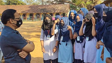 பள்ளி வரை ஹிஜாப் அணிந்து வரலாம்; ஆனால் வளாகத்துக்குள் அனுமதியில்லை: கர்நாடக கல்வி அமைச்சர் விளக்கம்