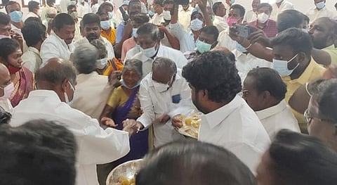 என்.ஆர்.காங்கிரஸ் கட்சியின் 12-ம் ஆண்டு விழாவில் முதல்வர் ரங்கசாமி கொடியேற்று பூஜை செய்து துவக்கி வைத்து தொண்டர்களுக்கு இனிப்புகளை வழங்கினார்.