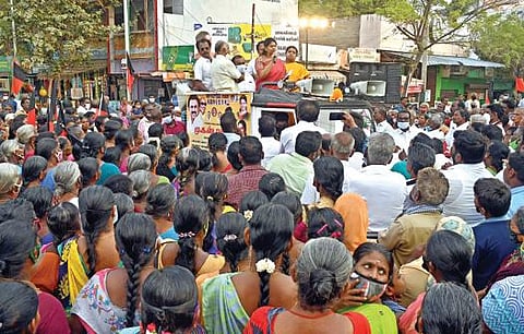 தூத்துக்குடி அண்ணாநகர் பகுதியில் திமுக கூட்டணி வேட்பாளர்களை ஆதரித்து கனிமொழி எம்.பி. பேசினார். படம்: என்.ராஜேஷ்