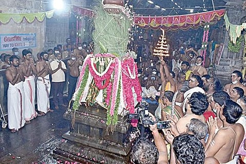 திருச்செந்தூர் செந்திலாண்டவர் கோயில் மாசித் திருவிழா கொடியேற்றத்தின்போது கொடிமரத்துக்கு நடைபெற்ற  சிறப்பு தீபாராதனை.