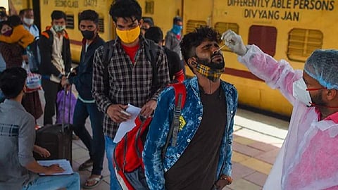 இந்தியாவின் அன்றாட கரோனா பாதிப்பு 67,597: பாசிடிவிட்டி விகிதிம் 5%; ஓய்கிறதா மூன்றாவது அலை?