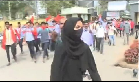 கர்நாடகாவில் புர்கா அணிந்து வந்த மாணவியை நோக்கி கோஷமிட்ட காவித் துண்டு மாணவர்கள் - நெட்டிசன்கள் கொந்தளிப்பு