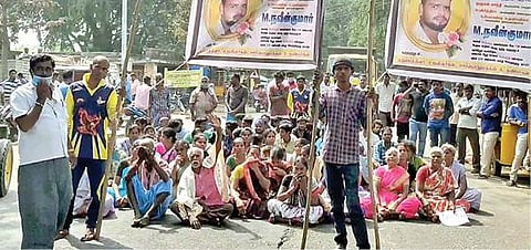 திருப்பத்தூர் - திருவண்ணாமலை சாலையில் மறியலில் ஈடுபட்ட பொதுமக்கள்.