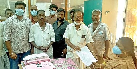 வந்தவாசி நகராட்சி பொறியாளர் உஷாராணியிடம் மனு அளித்த சுயேட்சை வேட்பாளர் நாகூர் மீரா.