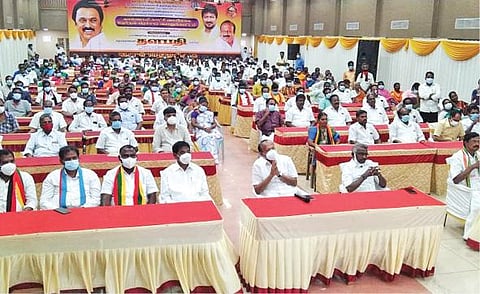 கடலூரில் நடந்த முதல்வர் மு.க.ஸ்டாலினின் நகர்ப்புற உள்ளாட்சித் தேர்தல் காணொலி பிரச்சாரக் கூட்டத்தில் பங்கேற்ற அமைச்சர் எம்ஆர்கே.பன்னீர்செல்வம், எம்எல்ஏ ஐயப்பன் உள்ளிட்ட திமுகவினர் மற்றும் கூட்டணிக் கட்சியினர்.