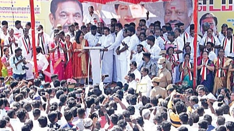 சென்னை தண்டையார்பேட்டையில் நேற்று மாநகராட்சி வார்டுகளில் போட்டியிடும் அதிமுக வேட்பாளர்களை அறிமுகம் செய்துவைத்து, வாக்கு சேகரித்தார் கட்சியின் துணை ஒருங்கிணைப்பாளர் பழனிசாமி. படம்: ம.பிரபு