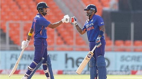 IND vs WI 2nd ODI | தாக்குப்பிடிக்காத முன்னணி வீரர்கள்... சூர்யகுமார் துணையுடன் இந்தியா 237 ரன்கள் சேர்ப்பு