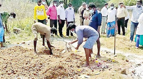 காவல் மற்றும் வருவாய் துறையினர் முன்னிலையில் தொழிலாளியின் உடல் நேற்று தோண்டி எடுத்து பிரேத பரிசோதனை செய்யப்பட்டது.