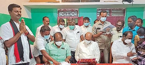 தியாகதுருகம் பகுதியில் வேட்பாளரிடம் விசாரணை நடத்தும் அமைச்சர் எ.வ.வேலு.