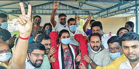 கோவை மாநகராட்சி 38-வது வார்டில் பொங்கல் பொருட்கள் தரமில்லாததால் திமுக அரசு மீது மக்கள் அதிருப்தி: அதிமுக வேட்பாளர் ஷர்மிளா சந்திரசேகர் பிரச்சாரம்