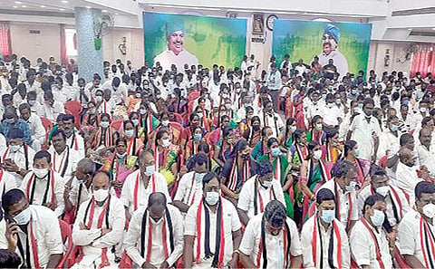தாம்பரம் மாநகராட்சித் தேர்தலில் போட்டியிடும் அதிமுக மற்றும் கூட்டணிக் கட்சி வேட்பாளர்களை ஆதரித்து கட்சியின் இணை ஒருங்கிணைப்பாளர் பழனிசாமி தாம்பரம் கேம்ப் ரோடு பகுதியில் நேற்று நடைபெற்ற கூட்டத்தில் வாக்குச் சேகரித்தார். (அடுத்த படம்)  தாம்பரம் மாநகராட்சியில் போட்டியிடும்  70 வேட்பாளர்கள்.படங்கள்: எம்.முத்துகணேஷ்