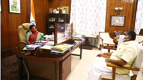 புதுவை ஆளுநர் தமிழிசையை சந்தித்து மதிய உணவுடன் ஊட்டச்சத்துக்களை வழங்க ஆலோசனை நடத்திய மாநில கல்வியமைச்சர் நமச்சிவாயம்.