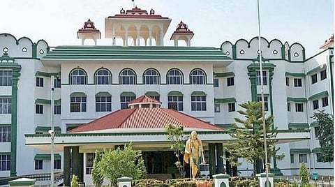 தம்பதியின் வேட்புமனுக்களை நிராகரிக்க கோரிய சுயேச்சை வேட்பாளருக்கு ரூ.1000 அபராதம் விதித்தது உயர் நீதிமன்றம்