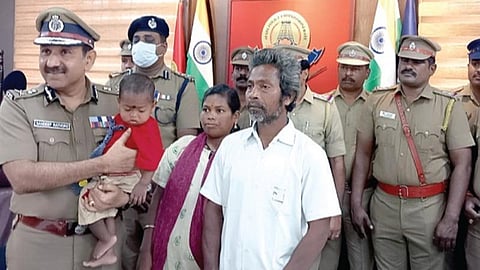 சென்னை, அம்பத்தூரில் கடத்தப்பட்ட குழந்தை `லாக் டவுன்’-ஐ  மீட்கும் பணி, கடத்தலில் ஈடுபட்டவர்களை கைது செய்யும் பணியில் ஈடுபட்ட தனிப்படையினரை நேற்று அம்பத்தூரில் உள்ள தற்காலிக ஆவடி காவல் ஆணையர் அலுவலகத்தில், ஆவடி காவல் ஆணையர் சந்தீப் ராய் ரத்தோர் பாராட்டினார்.