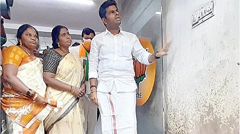 சென்னை தியாகராய நகரில் உள்ள பாஜக தலைமை அலுவலகமான கமலாலயத்தில் பெட்ரோல் குண்டு வீசப்பட்ட இடத்தை மாநில பாஜக தலைவர் அண்ணாமலை நேற்று பார்வையிட்டார்.	          படம்: க.பரத்