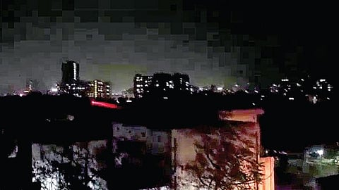இரவு நேர குவாண்டம் தகவல் தொடர்பு சோதனையில் ஒளிரும் லேசர்.