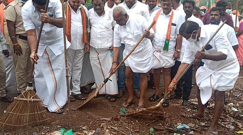 தஞ்சாவூர் புதிய வீட்டு வசதி வாரிய குடியிருப்புப் பகுதியில் இன்று பிரச்சாரம் செய்து தூய்மைப் பணியில் ஈடுபட்ட பொன்.ராதாகிருஷ்ணன்.