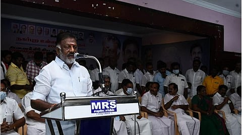 திருச்சியில் நடைபெற்ற அதிமுக வேட்பாளர்கள் அறிமுகக் கூட்டத்தில் பேசுகிறார் முன்னாள் முதல்வரும், அதிமுக ஒருங்கிணைப்பாளருமான ஓ.பன்னீர்செல்வம். |  படங்கள்:ஜி.ஞானவேல்முருகன்.