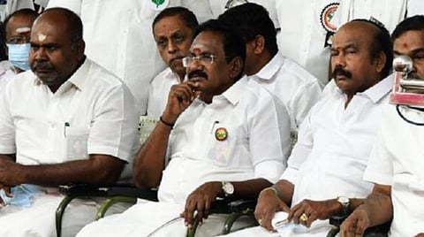 ’மக்கள் காலில் விழுந்து விழுந்து கால் வலிக்கிறதா?’ - அதிமுக வேட்பாளர்களை கலாய்த்த செல்லூர் ராஜு