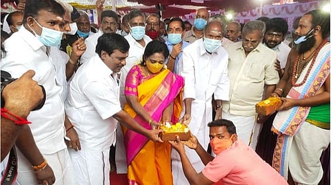 வில்லியனூர் ஆரியப்பாளையம் சங்கராபரணி ஆற்றின் கிழக்குக்கரை பக்கத்தில்  ஆற்றின் குறுக்கே உயர்மட்ட மேம்பாலம் கட்டுவதற்கு அடிக்கல் நாட்டுகிறார் ஆளுநர் தமிழிசை.
