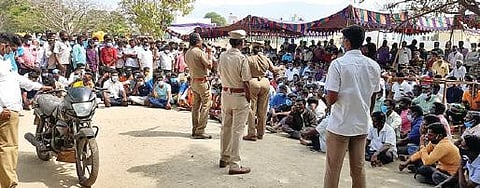 திருப்பத்தூரில் நேற்று சமூக இடைவெளி இல்லாமலும், முகக்கவசம் அணியாமலும் இரு சக்கர வாகனங்களை ஏலம் எடுக்க கூடிய கூட்டத்தால் கரோனா விதிகள் காற்றில் பறந்தன.