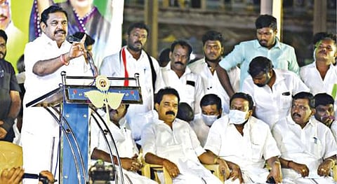 சேலம் கன்னங்குறிச்சி பேருந்து நிலையத்தில் நடந்த பிரச்சார கூட்டத்தில் அதிமுக வேட்பாளர்களை ஆதரித்து அதிமுக இணை ஒருங்கிணைப்பாளரும், சட்டப்பேரவை எதிர்க்கட்சித் தலைவருமான பழனிசாமி பேசினார். 			   படம்: எஸ்.குரு பிரசாத்