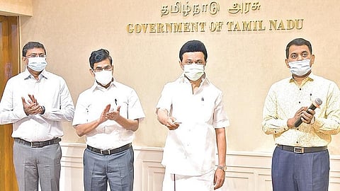கீழடி, கொந்தகை, கங்கைகொண்ட சோழபுரம் பகுதிகளில் அடுத்தகட்ட அகழாய்வு பணிகளை முதல்வர் ஸ்டாலின் காணொலி வாயிலாக நேற்று தொடங்கி வைத்தார். அருகில் தலைமைச் செயலர் வெ.இறையன்பு, சுற்றுலாத்துறை செயலர் பி.சந்திரமோகன் உள்ளிட்டோர்.