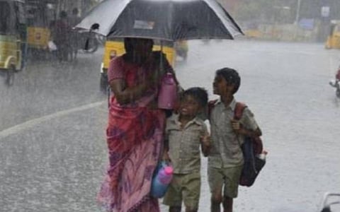 4 மாவட்டங்களில் பள்ளிகளுக்கும், மயிலாடுதுறை, திருவாரூரில் பள்ளி, கல்லூரிகளுக்கும் விடுமுறை: பிளஸ் 2 திருப்புதல் தேர்வில் மாற்றமில்லை